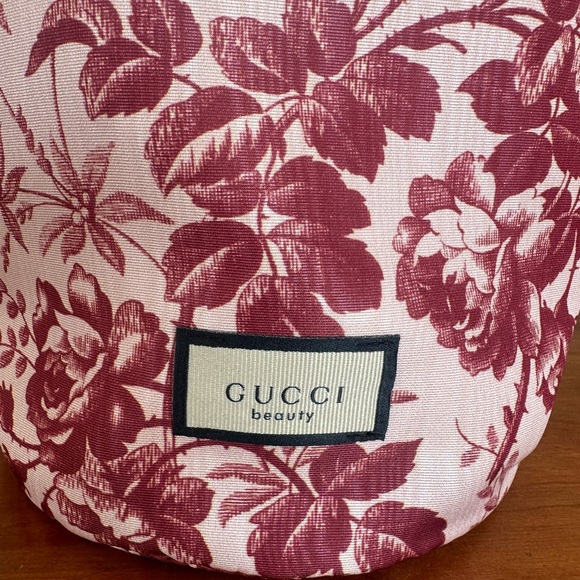 *SOLD* Gucci Beauty Limited Edition Vintage Print Bag - Picture 4 of 8